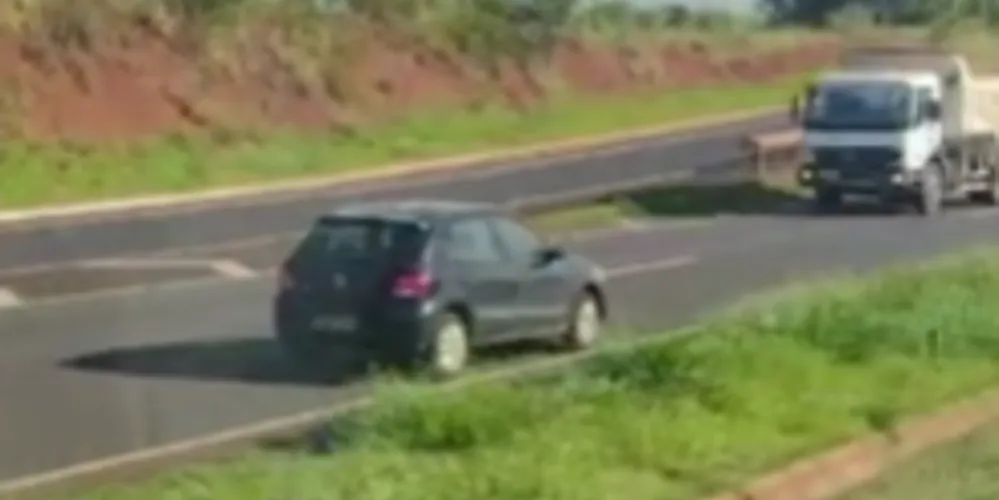 A situação se tornou ainda mais perigosa quando o veículo colidiu o retrovisor com um dos carros