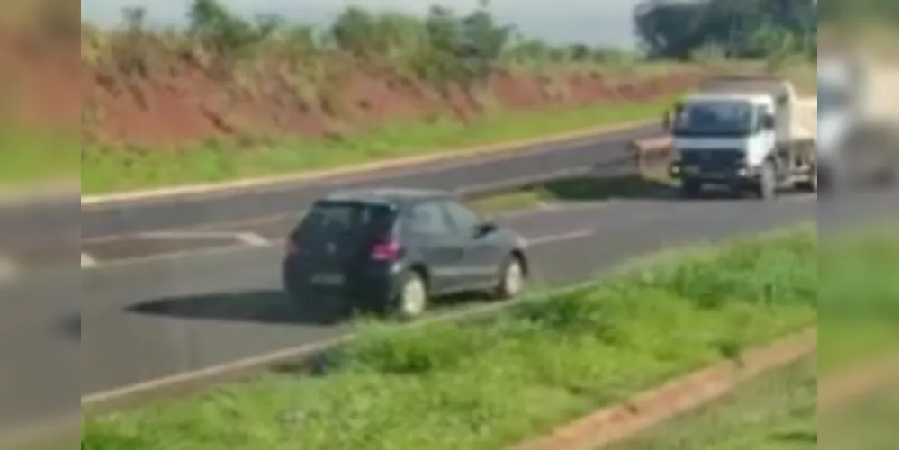 A situação se tornou ainda mais perigosa quando o veículo colidiu o retrovisor com um dos carros