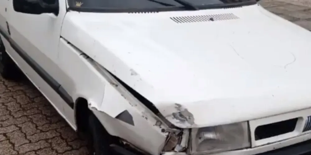 Batida deixou estrago na frente do veículo