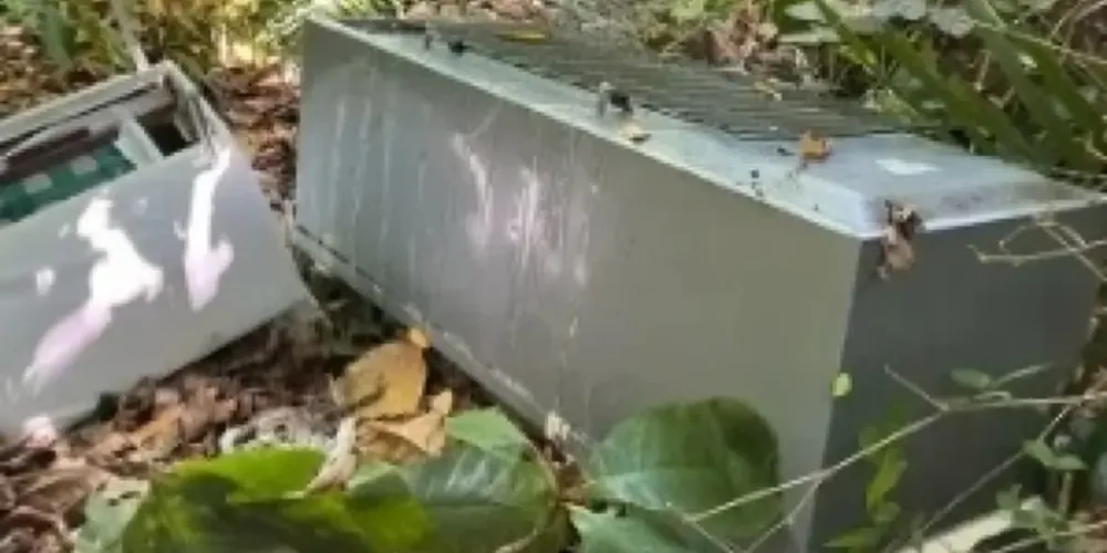 A geladeira foi descartada em uma ribanceira