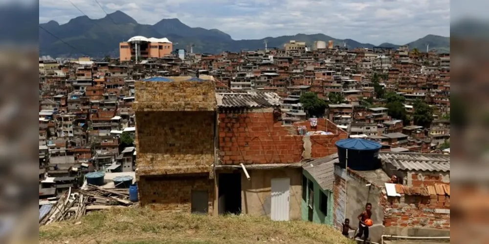 O IDH compara indicadores como riqueza, alfabetização, educação, esperança de vida, natalidade e outros, com o intuito de avaliar o bem-estar de uma população