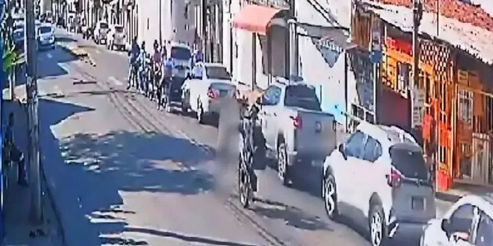Motociclista que atropelou idoso segue foragido