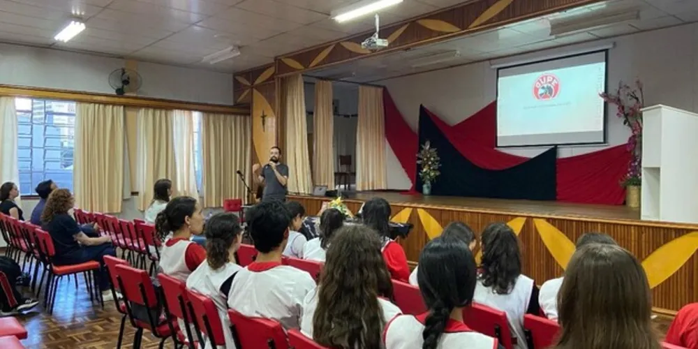 A palestra enriqueceu a formação dos estudantes, levando conhecimentos sobre áreas específicas