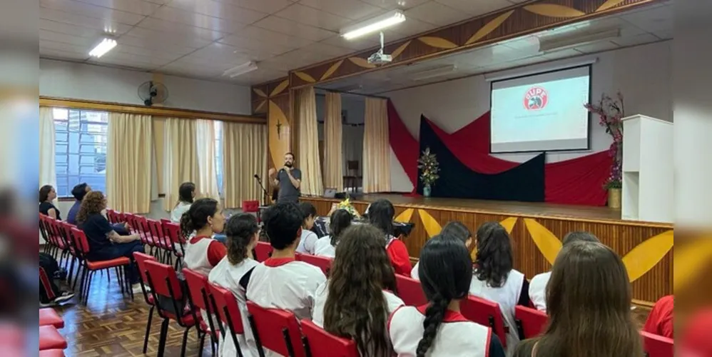 A palestra enriqueceu a formação dos estudantes, levando conhecimentos sobre áreas específicas