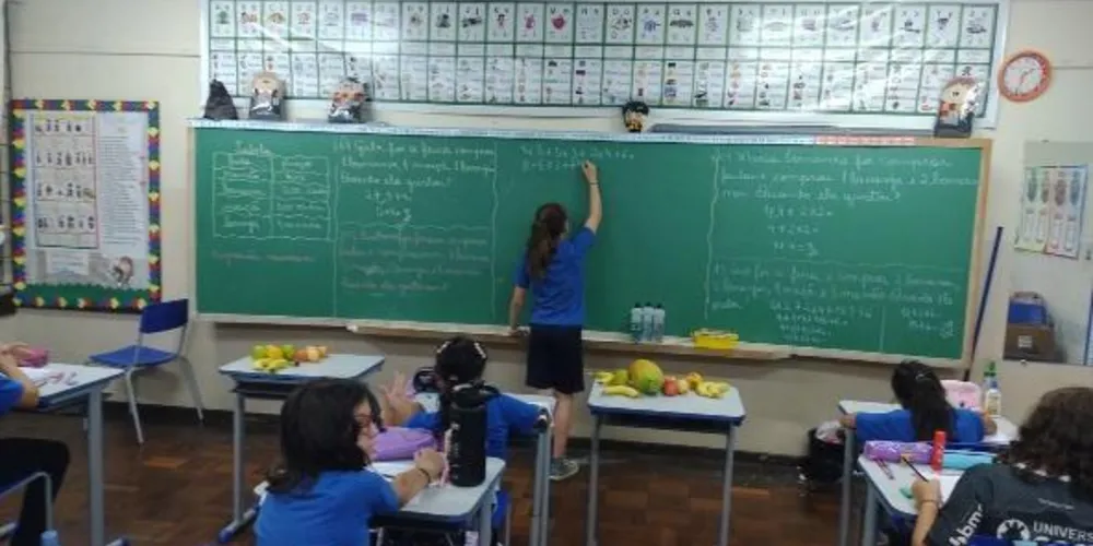 Os alunos construíram expressões numéricas e compartilharam uma salada de frutas em sala.