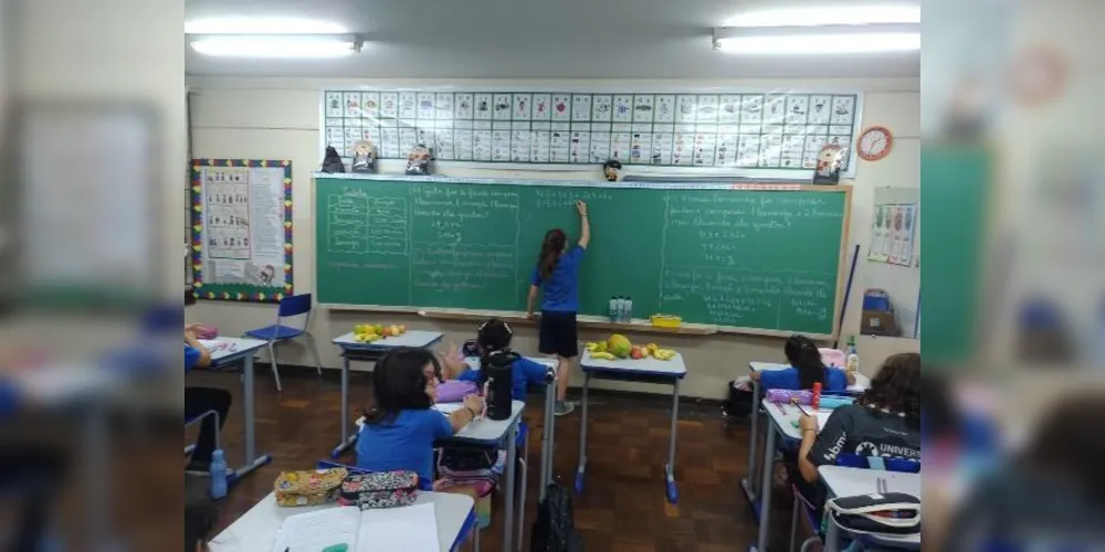 Os alunos construíram expressões numéricas e compartilharam uma salada de frutas em sala.