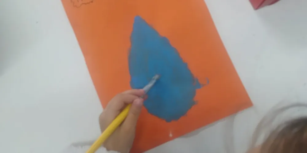 Parte das atividades envolver a pintura de uma gota d'água.