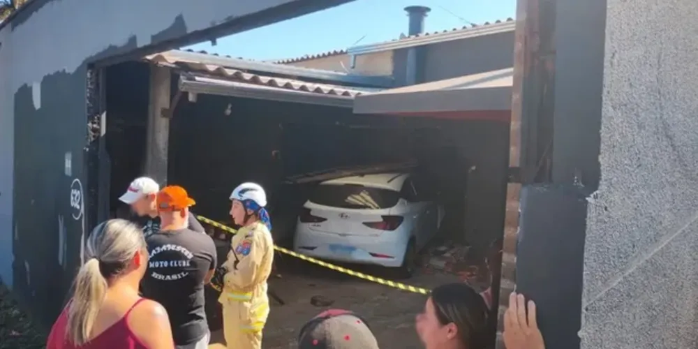 Carro invadiu bar na Avenida Maringá, no bairro Atuba