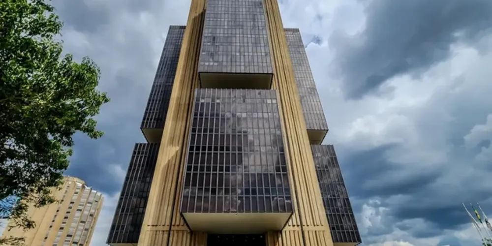 Com a possibilidade de divisão entre os membros, o Comitê de Política Monetária (Copom) do Banco Central (BC) decide nesta quarta-feira (8) o tamanho do corte na taxa básica de juros, a Selic