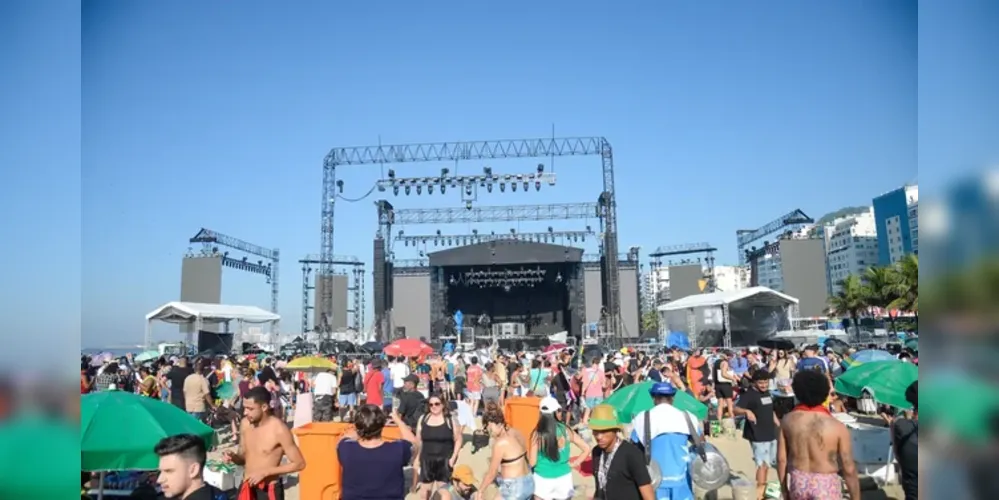 Ainda era pouco antes das 9h deste sábado (4), quando dezenas de pessoas correram afobadas para se posicionar na grade em frente ao palco do show da cantora Madonna, que começa às 21h45