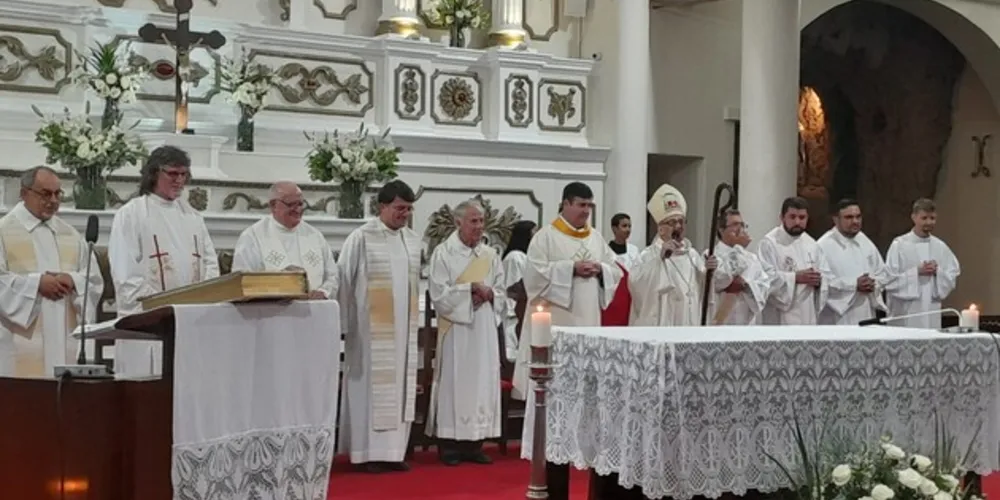 A missa foi concelebrada por diversos padres da Diocese