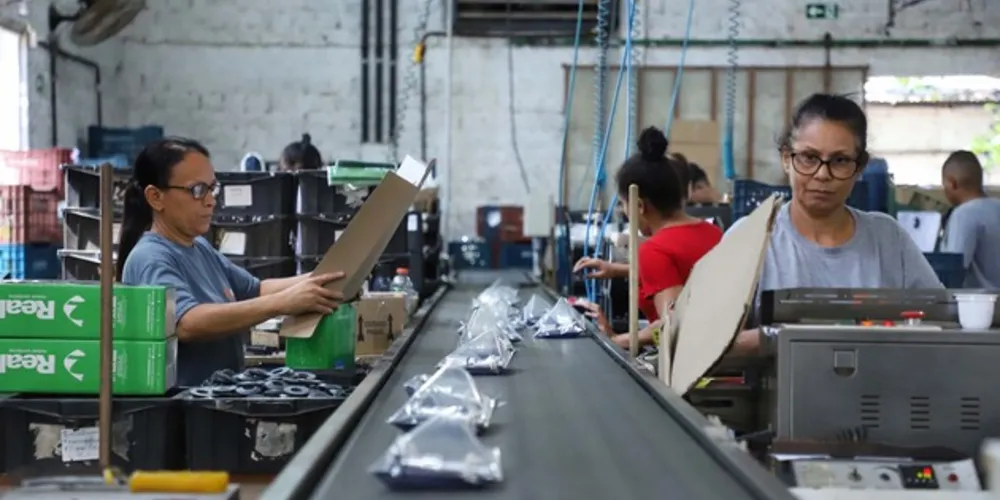 Os profissionais paranaenses com o ensino médio completo alcançaram elevação salarial de 5,5%