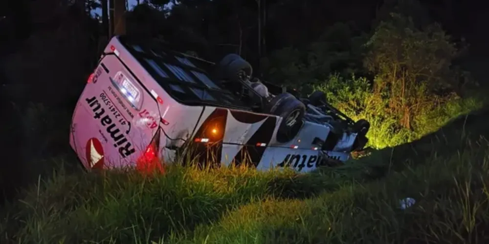 O micro-ônibus acabou capotando próximo a um rio