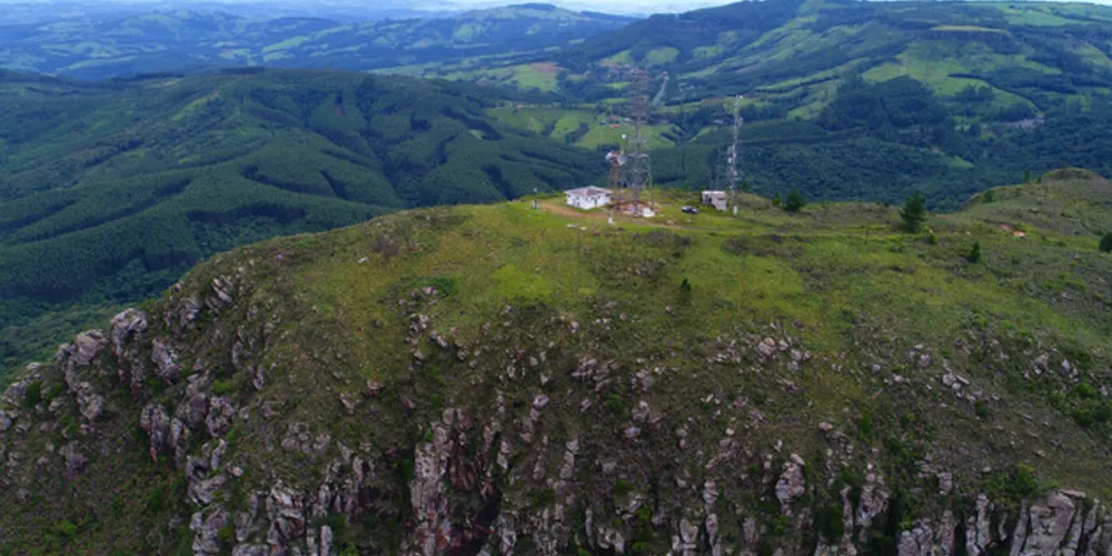 Em Ortigueira, os aventureiros podem visitar o Morro da Pedra Branca, com mil metros de altitude, localizado a 35 km do município