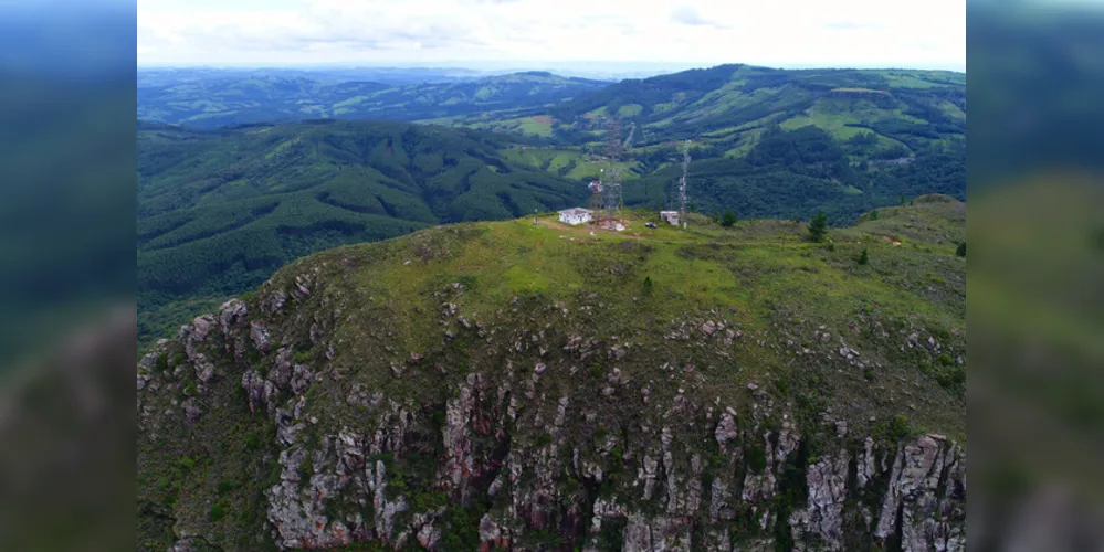 Em Ortigueira, os aventureiros podem visitar o Morro da Pedra Branca, com mil metros de altitude, localizado a 35 km do município