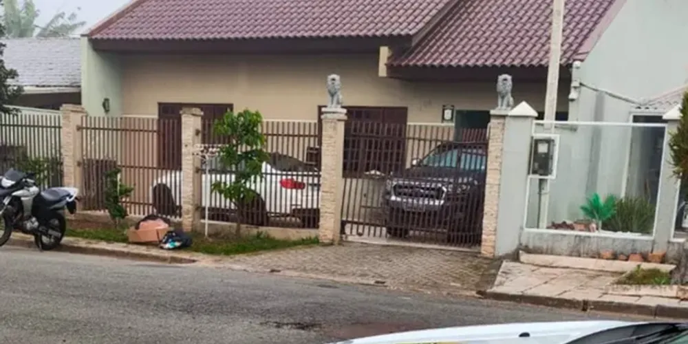 Os atiradores chegaram na casa se identificando como policiais