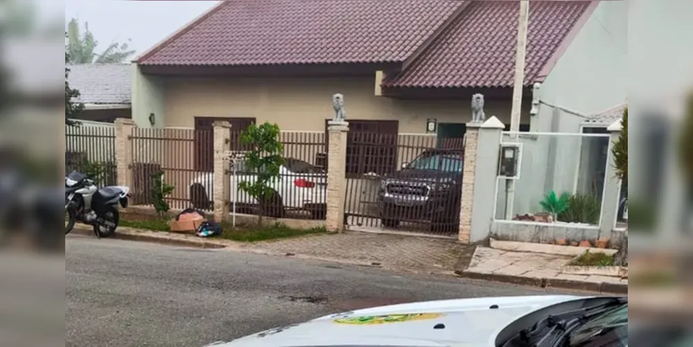 Os atiradores chegaram na casa se identificando como policiais