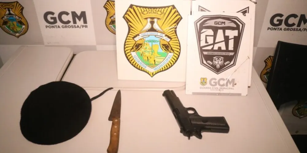 Faca e simulacro de pistola foram apreendidos
