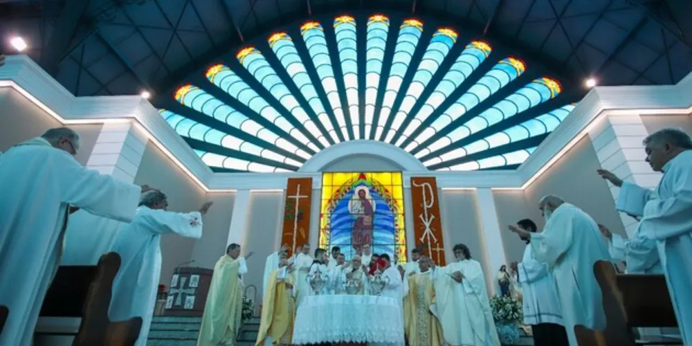 Os santos óleos são consagrados na missa de quinta-feira pela manhã