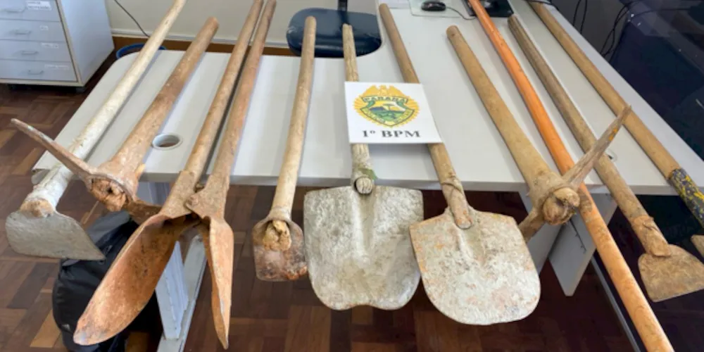 O suspeito foi encaminhado, juntamente com as ferramentas, para a delegacia