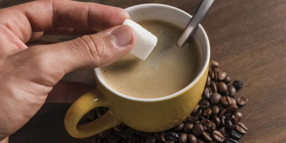 Enquanto o açúcar é um carboidrato mais calórico, o adoçante é produzido artificialmente e tem menos calorias