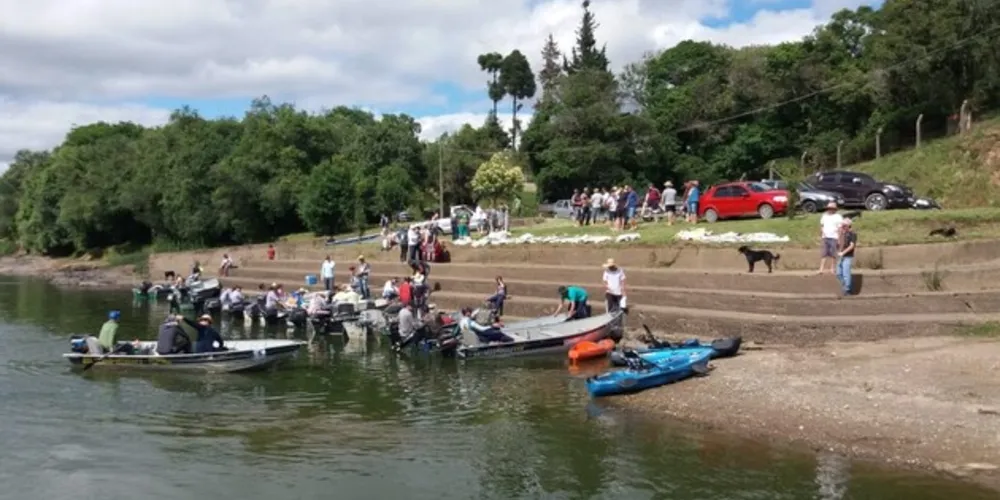 O Projeto Rio Limpo é dedicado à limpeza do Rio Iguaçu e de seus afluentes