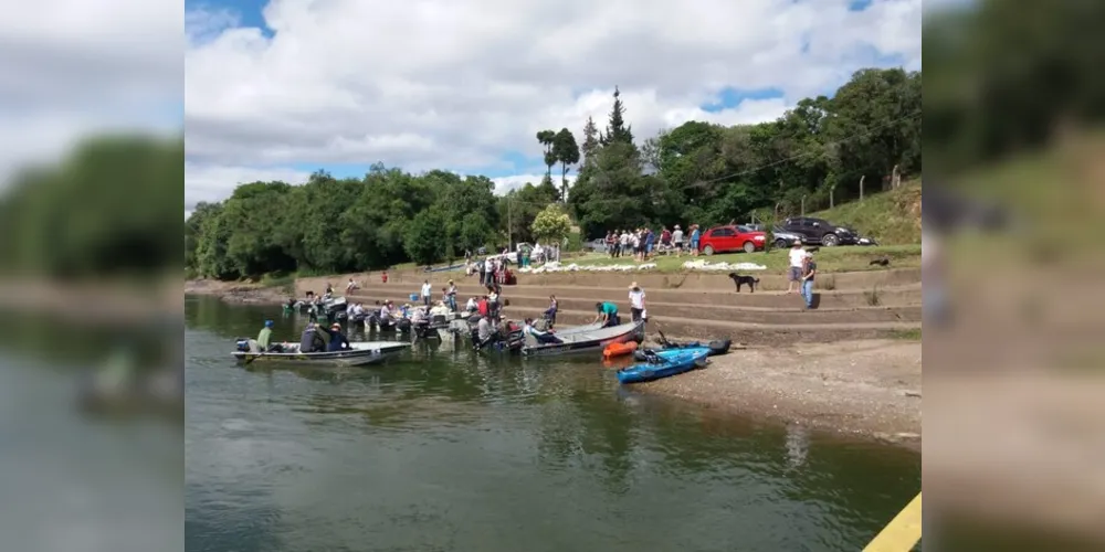 O Projeto Rio Limpo é dedicado à limpeza do Rio Iguaçu e de seus afluentes