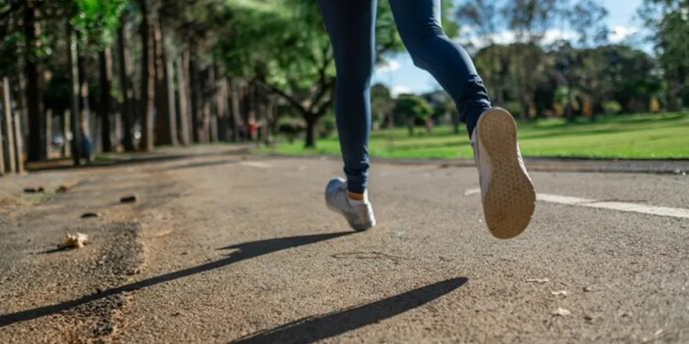 O levantamento foi feito com 72.174 voluntários que tiveram sua caminhada diária monitorada