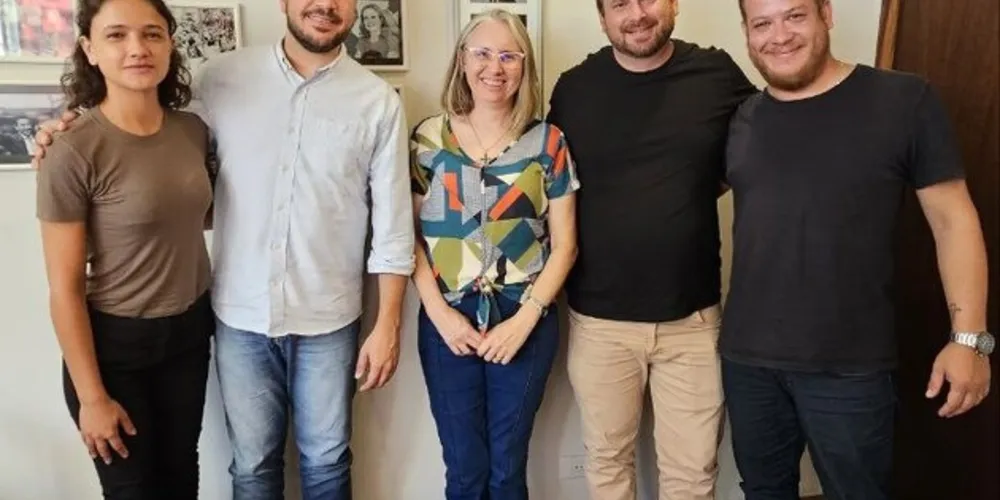 Integrantes do Mandato posam ao lado de Arilson Chiorato, presidente estadual do PT