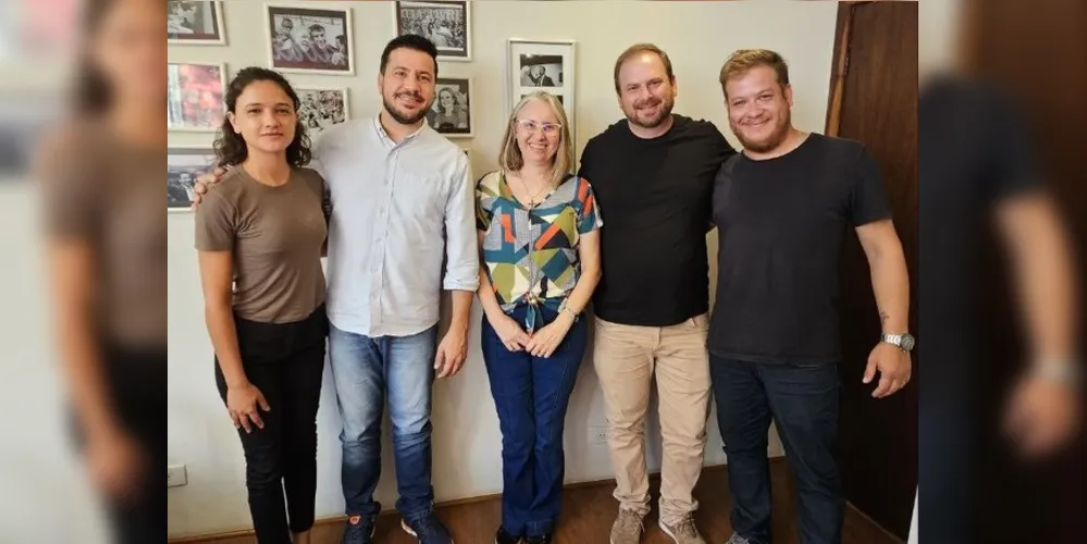 Integrantes do Mandato posam ao lado de Arilson Chiorato, presidente estadual do PT