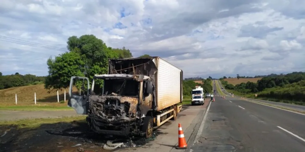Um caminhão pegou fogo no começo da tarde dessa terça-feira (23), no km 275, da PR-151, em Castro, nos Campos Gerais