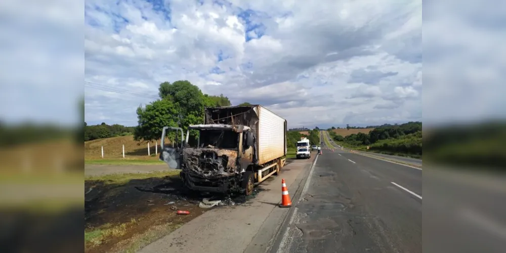 Um caminhão pegou fogo no começo da tarde dessa terça-feira (23), no km 275, da PR-151, em Castro, nos Campos Gerais