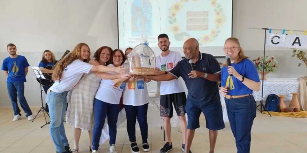 Padre Claudemir Nascimento e Flávia entregam premiação aos vencedores