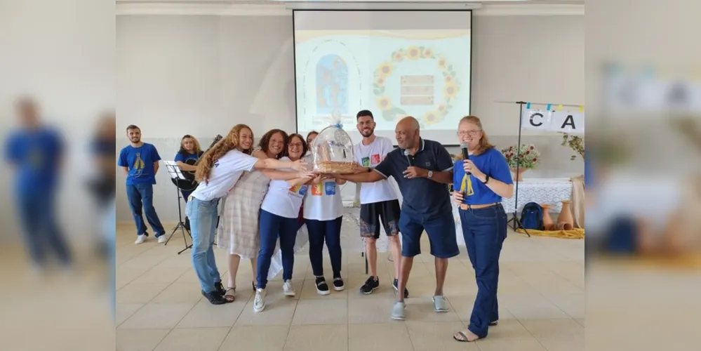 Padre Claudemir Nascimento e Flávia entregam premiação aos vencedores