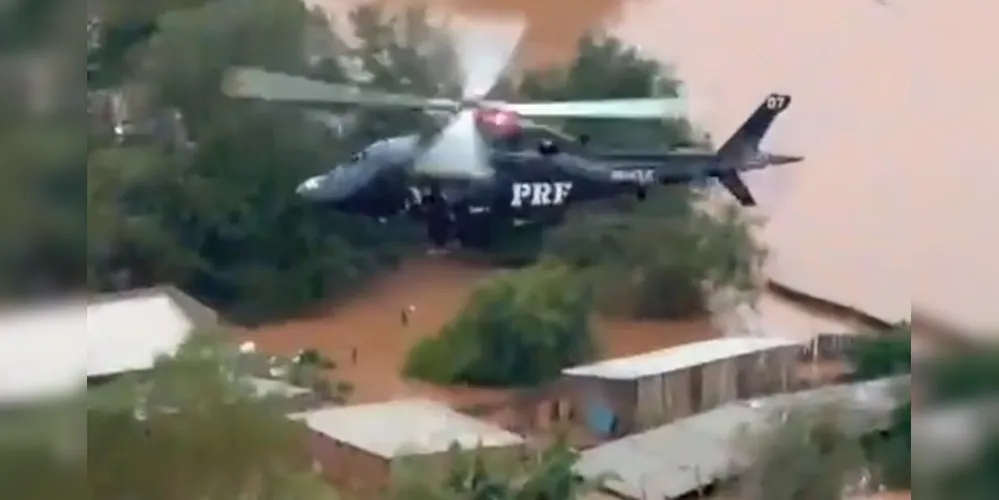 Segundo a corporação, o helicóptero foi enviado ao RS no dia 1º, mas só chegou às áreas afetadas pelas chuvas na sexta-feira (3) devido ao mau tempo