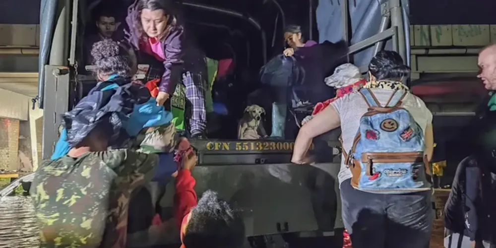 Os integrantes da família foram içados do telhado da casa para um helicóptero