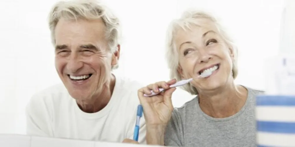 Os pesquisadores ressaltam que uma boca saudável não significa apenas que ela esteja livre de doenças, mas que cause impacto também na saúde física e emociona