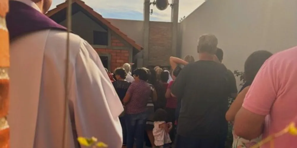 Padre Evandro explicou o significado e a tradição dos campanários.