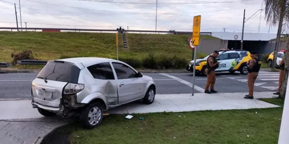 O suspeito foi atingido e morreu na hora