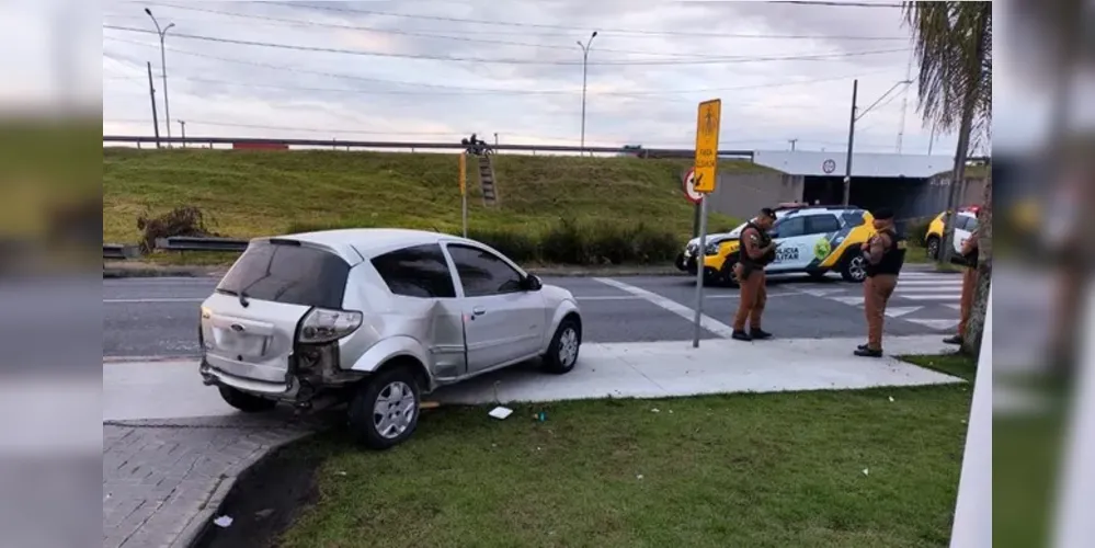 O suspeito foi atingido e morreu na hora