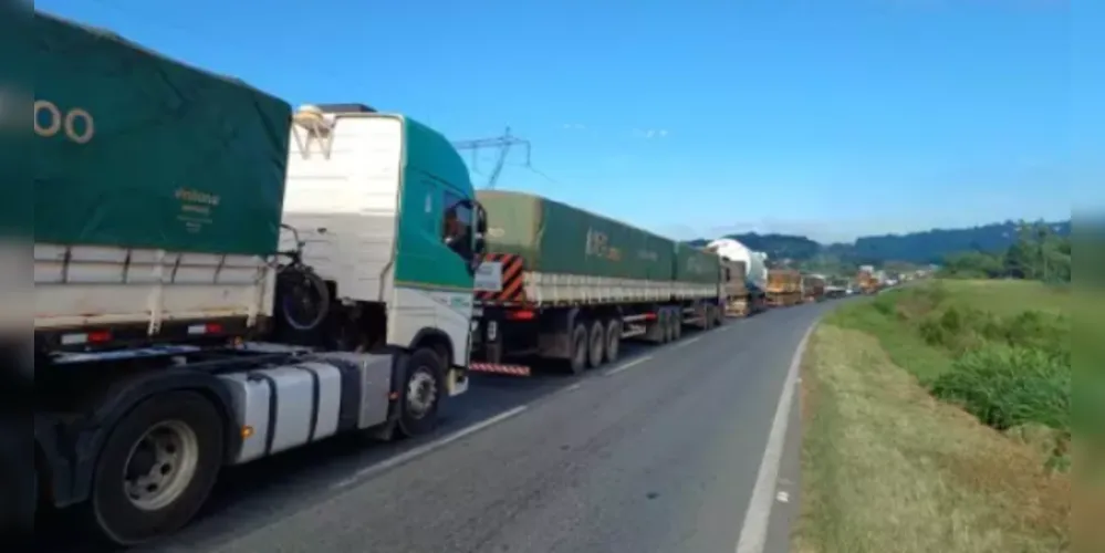 O objetivo da concessionária era reduzir as filas, porém, o congestionamento persiste no local