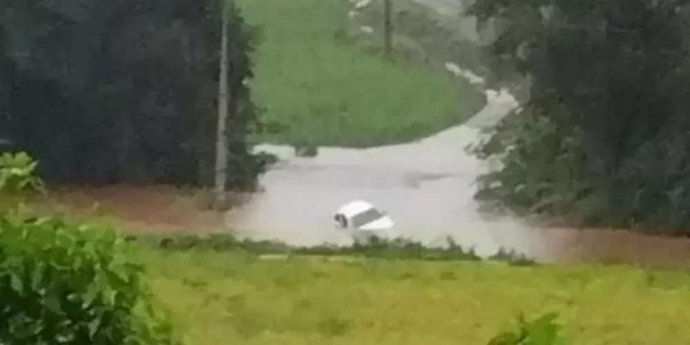 O carro do casal foi levado pela correnteza durante o temporal no Paraná
