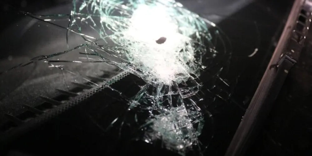 Homem morre após ser baleado dentro do carro de aplicativo