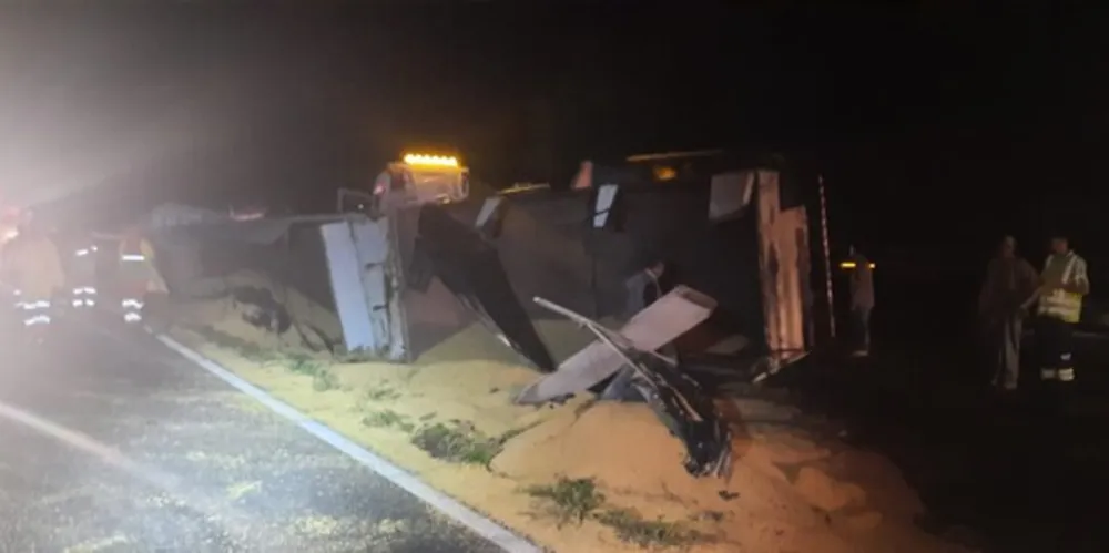 Caminhão tombou nessa sexta-feira (22), em Piraí do Sul