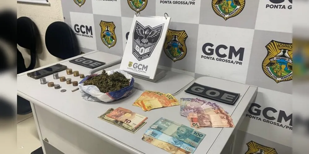 Em revista pessoal teria sido localizado em seu bolso um cigarro de maconha, R$ 495,20 em notas trocadas e moedas,  10,00 em euros, 1,00 dólar e um aparelho celular