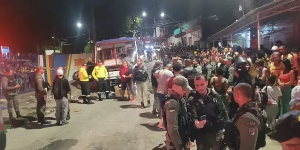 Micro-ônibus atropela pessoas durante procissão em Jaboatão dos Guararapes