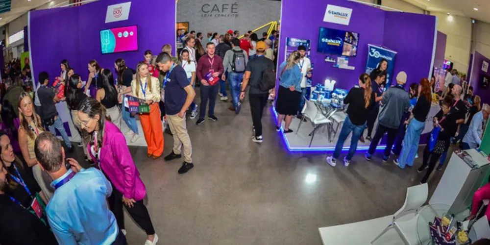 O espaço terá 6 m² e será composto por uma bancada, com duas cadeiras, tomada elétrica e a identidade visual da Feira do Empreendedor