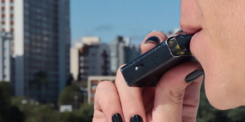 No Paraná, a Secretaria da Saúde reforça os malefícios que o hábito pode causar, principalmente na faixa etária de 18 a 24 anos