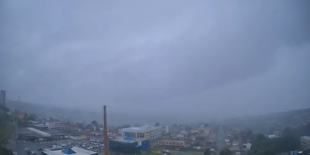 Os riscos potenciais desse alerta incluem chuva entre 30 e 60 mm/h ou 50 a 100 mm/dia.