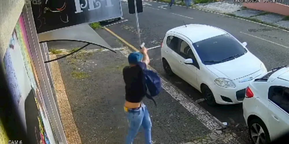 Os proprietários da oficina, determinados a recuperar seus pertences, perseguiram os suspeitos